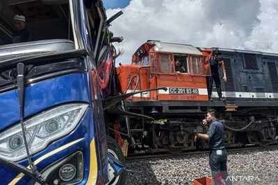 Xe buýt lao vào tàu hỏa tại Indonesia, ít nhất 20 người thương vong