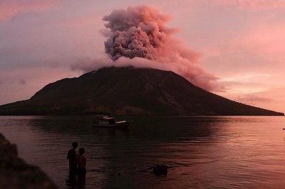 Indonesia: Dỡ bỏ cảnh báo sóng thần sau khi núi lửa Ruang phun trào