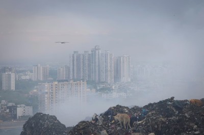 Ấn Độ: Người dân thủ đô New Delhi “nghẹt thở” do khói độc từ núi rác cháy
