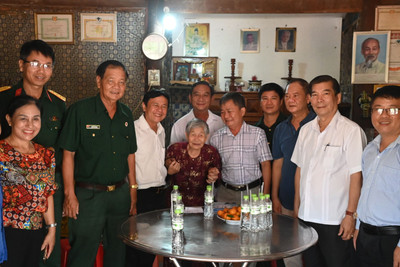 Lãnh đạo tỉnh Tây Ninh thăm, tặng quà những người có công trong trận chiến Điện Biên Phủ