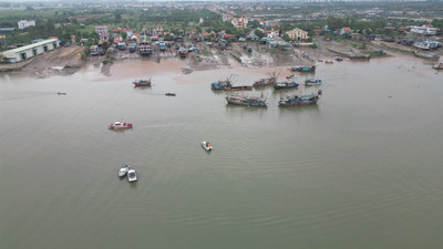 Quảng Ninh: Giông lốc lật thuyền làm 4 người mất tích