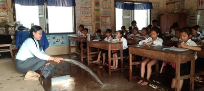 Campuchia điều chỉnh giờ học và bơm nước vào lớp học tránh nắng nóng