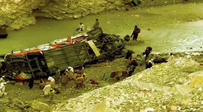 Pakistan: Xe buýt lao xuống hẻm núi khiến ít nhất 15 người thiệt mạng
