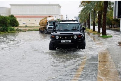 Mưa lớn gây ngập lụt nghiêm trọng, UAE đóng cửa các trường học, văn phòng