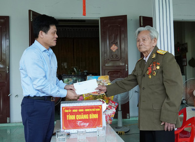 Quảng Bình: Thăm, tặng quà gia đình thân nhân liệt sĩ, chiến sĩ Điện Biên