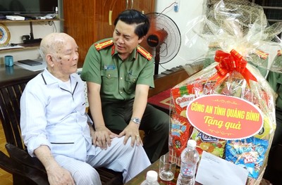 Công an tỉnh Quảng Bình: Thăm, tặng quà gia đình thân nhân chiến sỹ Điện Biên Phủ