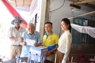 Hoa hậu Môi trường Thế giới Nguyễn Thanh Hà đến Ba Tri tặng nước cho vùng hạn mặn