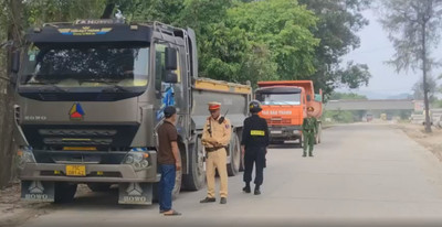Thừa Thiên Huế: CSGT thị xã Hương Trà ra quân tuyên truyền, xử lý vi phạm tại tỉnh lộ 16