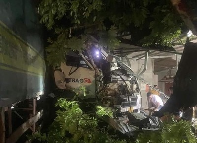 Sơn La: Xe tải lao vào nhà dân ven đường khiến 7 người thương vong