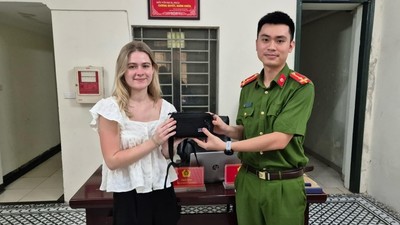 Công nhân vệ sinh môi trường Hà Nội trả lại đồ nhặt được cho du khách nước ngoài