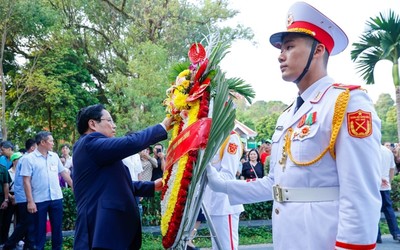 Thủ tướng dâng hương, dâng hoa tưởng niệm, tri ân các Anh hùng, liệt sĩ tại Điện Biên Phủ