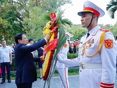 Thủ tướng Phạm Minh Chính dâng hương tại Nghĩa trang Liệt sĩ Quốc gia A1
