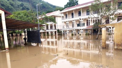 Học sinh Sơn La phải nghỉ học do trường ngập nước
