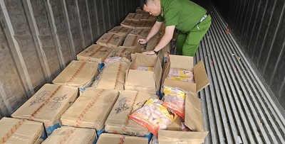 Lạng Sơn: Phát hiện, tiêu hủy 28.800 chiếc xúc xích không rõ nguồn gốc
