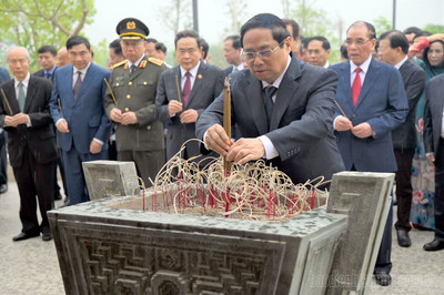 Thủ tướng Phạm Minh Chính cùng các đồng chí lãnh đạo dâng hương Đền thờ Liệt sĩ tại Điện Biên Phủ