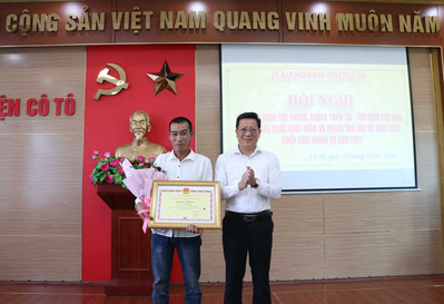Quảng Ninh: Tặng Bằng khen của Chủ tịch UBND tỉnh cho ngư dân dũng cảm cứu người bị nạn