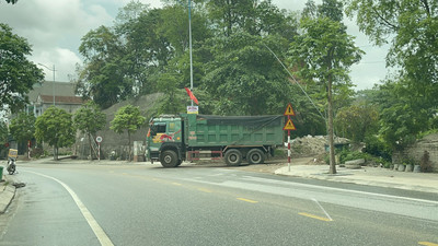 Tái diễn tình trạng đoàn xe tải chở đất gây ô nhiễm môi trường TP.Hạ Long