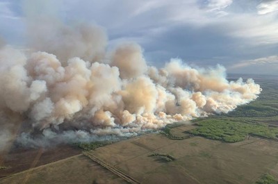 Canada: Một số tuyến đường sắt tạm dừng do cháy rừng dữ dội