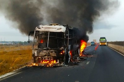 Xe tải cháy trơ khung trên cao tốc Cam Lâm – Vĩnh Hảo