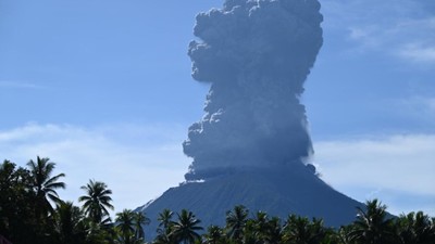 Indonesia: Núi lửa Ibu lại phun trào, tạo cột tro bụi cao 5km