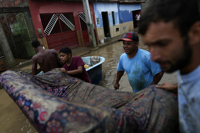 Brazil: Sử dụng máy bơm công suất lớn để hút nước ở các khu vực lũ lụt