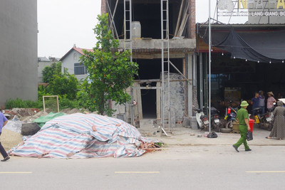 Bắc Giang: Thang máy tự chế rơi tự do khiến 7 thợ xây bị thương