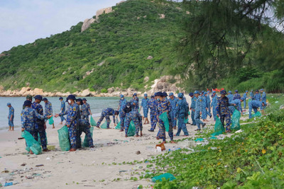 Khánh Hòa: Cán bộ, đoàn viên, thanh niên các đơn vị quân đội tham gia vệ sinh bờ biển