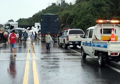 Cao tốc Nội Bài - Lào Cai tắc đường khoảng 5km do tai nạn giao thông