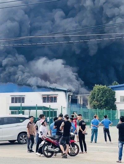 Đồng Nai: Cháy lớn tại nhà máy giày dép ở khu công nghiệp Sông Mây, Trảng Bom.