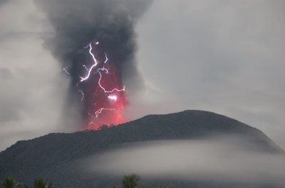 Indonesia: Núi lửa Ibu phun trào khiến cư dân ở 7 ngôi làng phải sơ tán