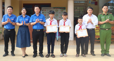 Phú Yên: Khen thưởng 3 học sinh xã Hòa Tân Đông đã có nghĩa cử cao đẹp