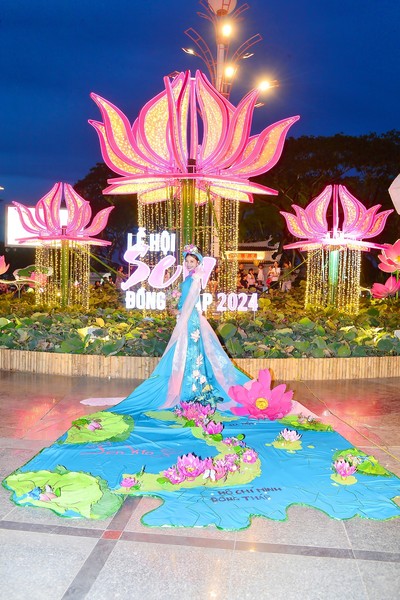 Hoa hậu Môi trường Thế giới Thanh Hà mặc áo dài hoa sen cổ vũ du lịch Đồng Tháp