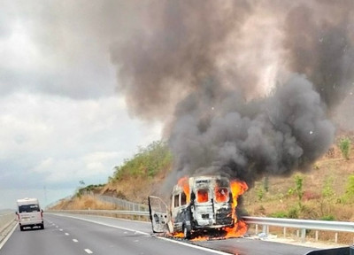 Bình Thuận: Ô tô 16 chỗ bốc cháy ngùn ngụt trên cao tốc Phan Thiết - Dầu Giây
