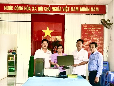 Tạp chí Môi trường và Đô thị Việt Nam tặng máy vi tính cho xã Nhơn Nghĩa (Cần Thơ)