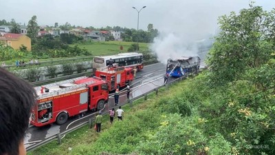 Ô tô khách cháy trơ khung trên cao tốc Pháp Vân - QL45