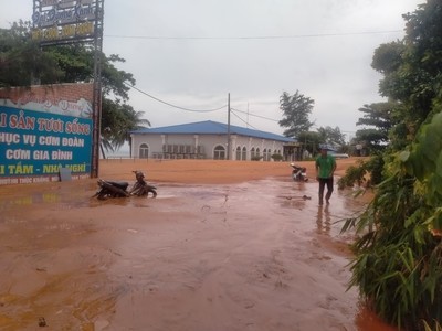 Phan Thiết: Dựng đê chắn cát tạm thời, khắc phục hậu quả sự cố cát tràn