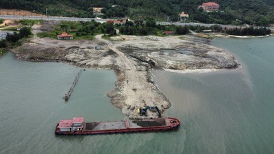 Vân Đồn (Quảng Ninh): “Xẻ thịt” đất dự án lập bến cảng trái phép, gây ô nhiễm môi trường
