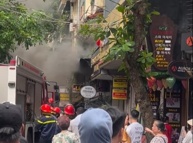 Hà Nội: Cháy nhà trên phố Hàng Hành, khói đen bốc lên nghi ngút