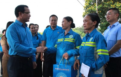 Chủ tịch Tổng Liên đoàn Lao động Việt Nam thăm, tặng quà công nhân môi trường Thủ đô