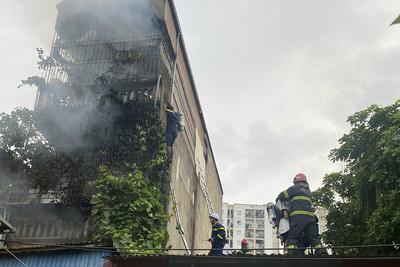 Hà Nội: Cháy nhà trọ ở Ba La (Hà Đông), giải cứu 5 người mắc kẹt