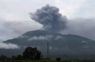 Núi lửa Marapi ở Indonesia phun trào, cột tro bụi cao tới 2km