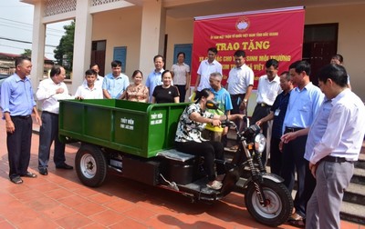Bắc Giang: Trao tặng xe chở rác cho tổ vệ sinh môi trường thôn Kim Tràng