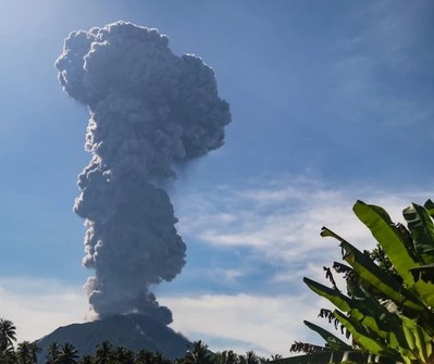 Indonesia: Cảnh báo xảy ra lũ quét và dung nham lạnh khi núi lửa Ibu phun trào