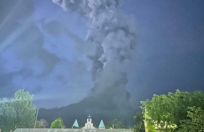 Philippines: Sơ tán khẩn cấp người dân do núi lửa Kanlaon phun trào
