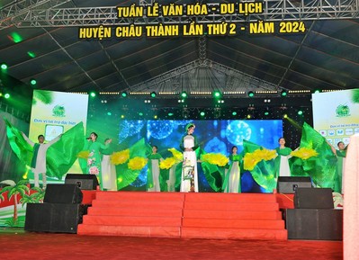 Hoa hậu Nguyễn Thanh Hà diện áo dài duyên dáng dự khai mạc Tuần lễ Văn hóa Du lịch huyện Châu Thành