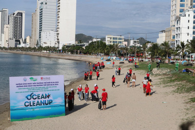 100 người tham gia hoạt động thu gom rác làm sạch môi trường ven vịnh Nha Trang