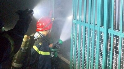 TP.HCM: 4 người được giải cứu khỏi đám cháy lúc rạng sáng