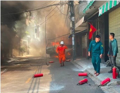 Đà Nẵng: Cháy liên hoàn giữa khu dân cư khiến một xe tải bị thiêu rụi