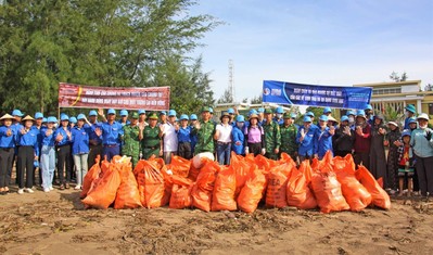 Ninh Bình: Thu gom 2 tấn rác tại Cồn Nổi
