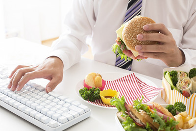 Sai lầm ăn trưa tại nơi làm việc ảnh hưởng đến sức khoẻ